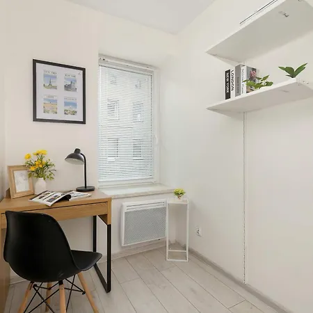 Bright With The Perfect Space For Remote Working By Renters Apartament